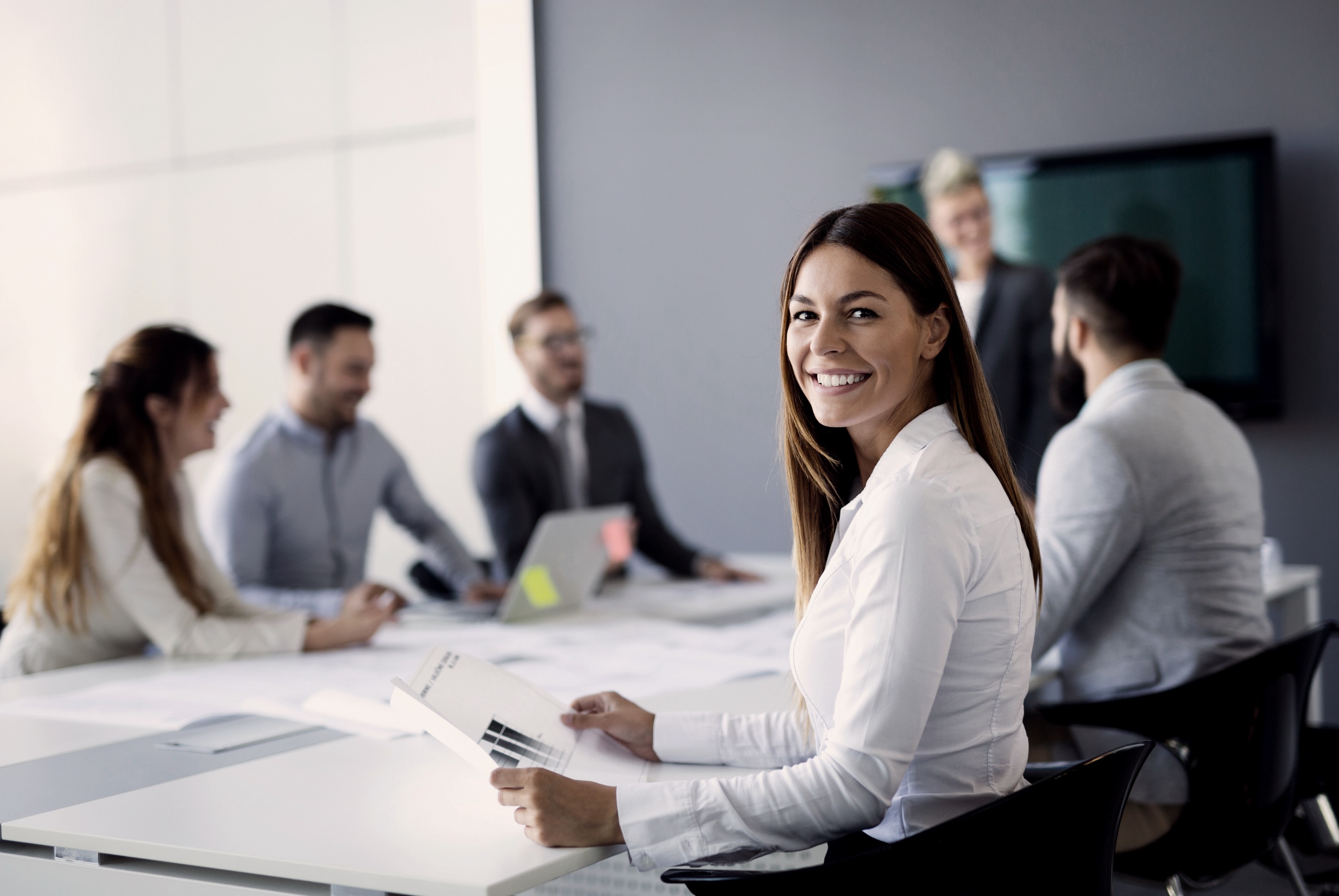 Ein Team im Beratungsgespräch am Besprechungstisch